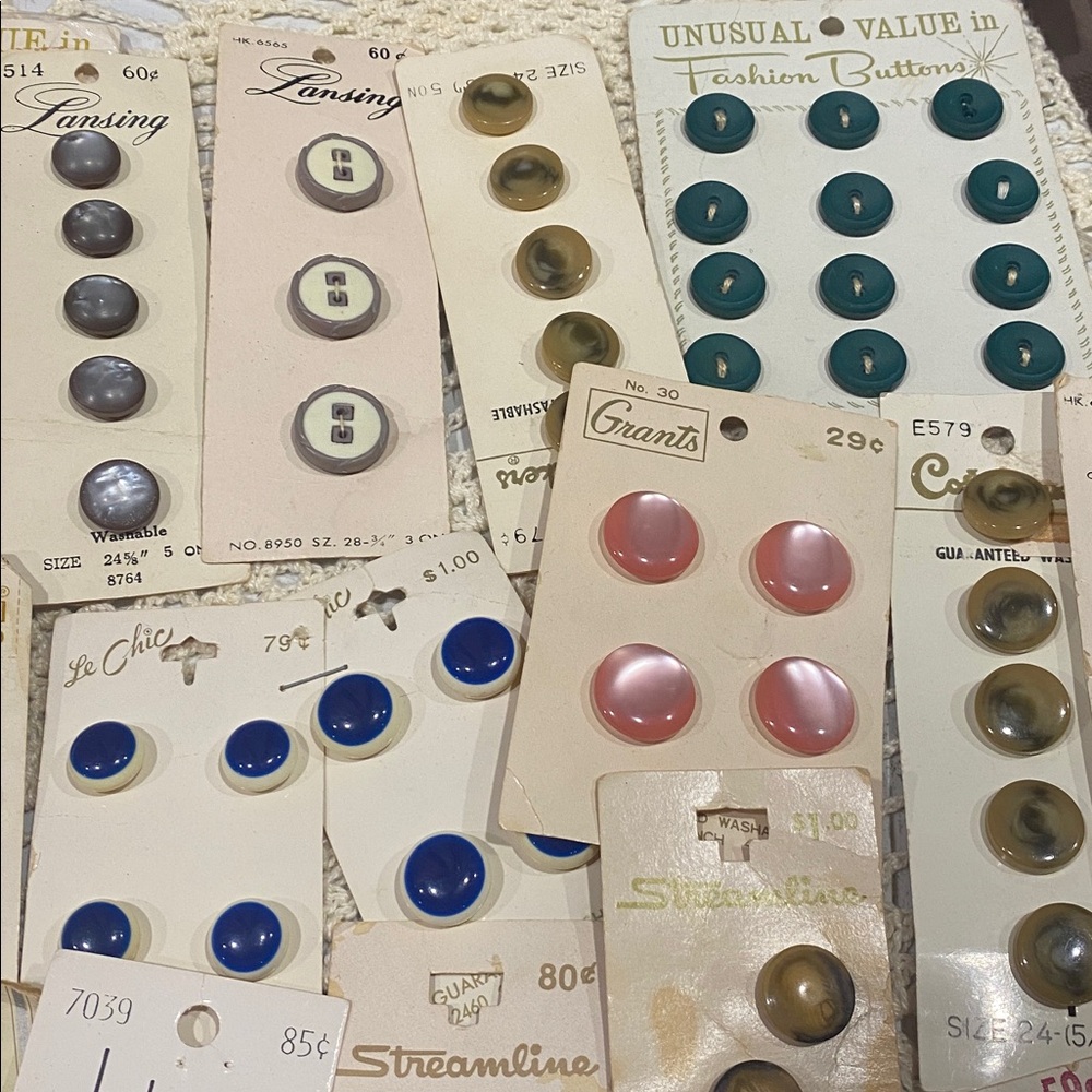 Vintage Buttons on Cards Lot of 50 - Picture 3 of 8